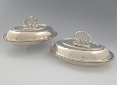 Appraisal: A pair of Edwardian oval entree dishes and covers with