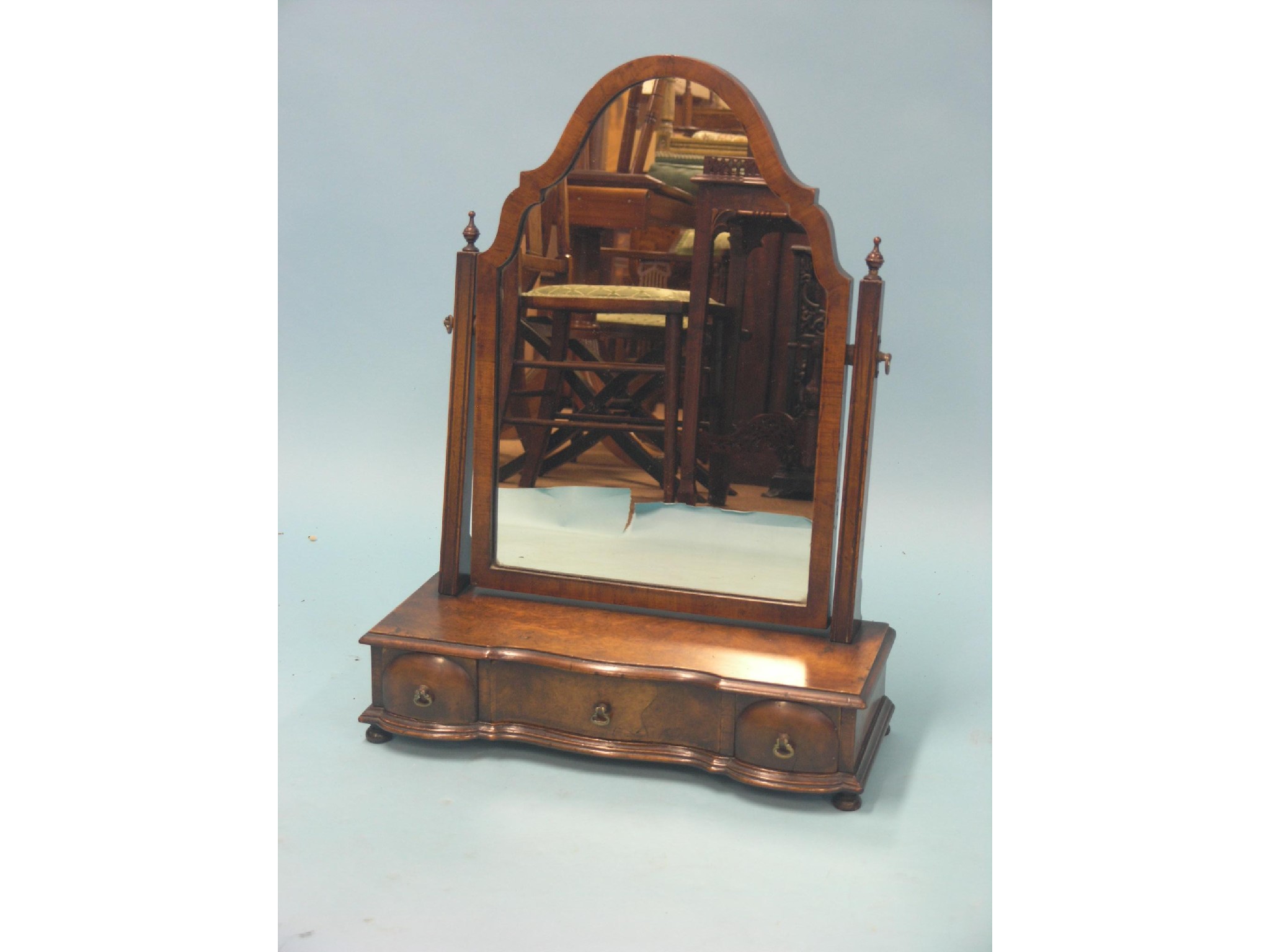 Appraisal: A good quality Queen Anne-style burr walnut toilet mirror with