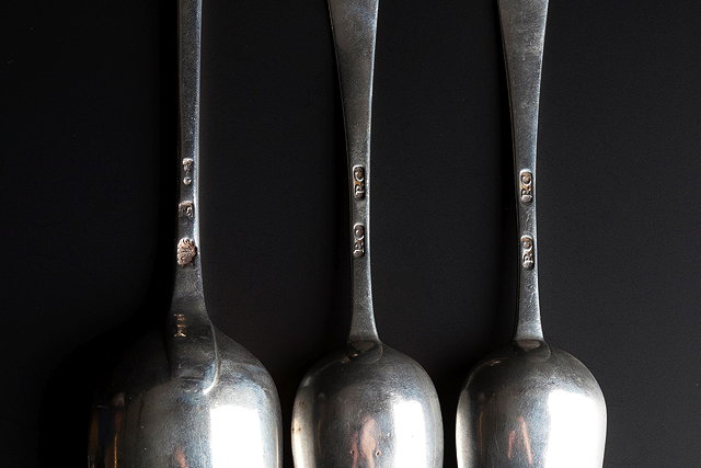 Appraisal: A SILVER ONSLOW PATTERN TABLESPOON c attributed to William Tant