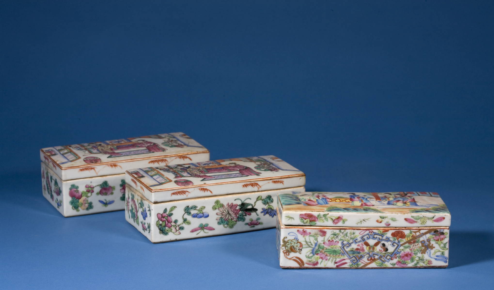 Appraisal: THREE CHINESE EXPORT PORCELAIN ROSE MANDARIN RAZOR BOXES Length of