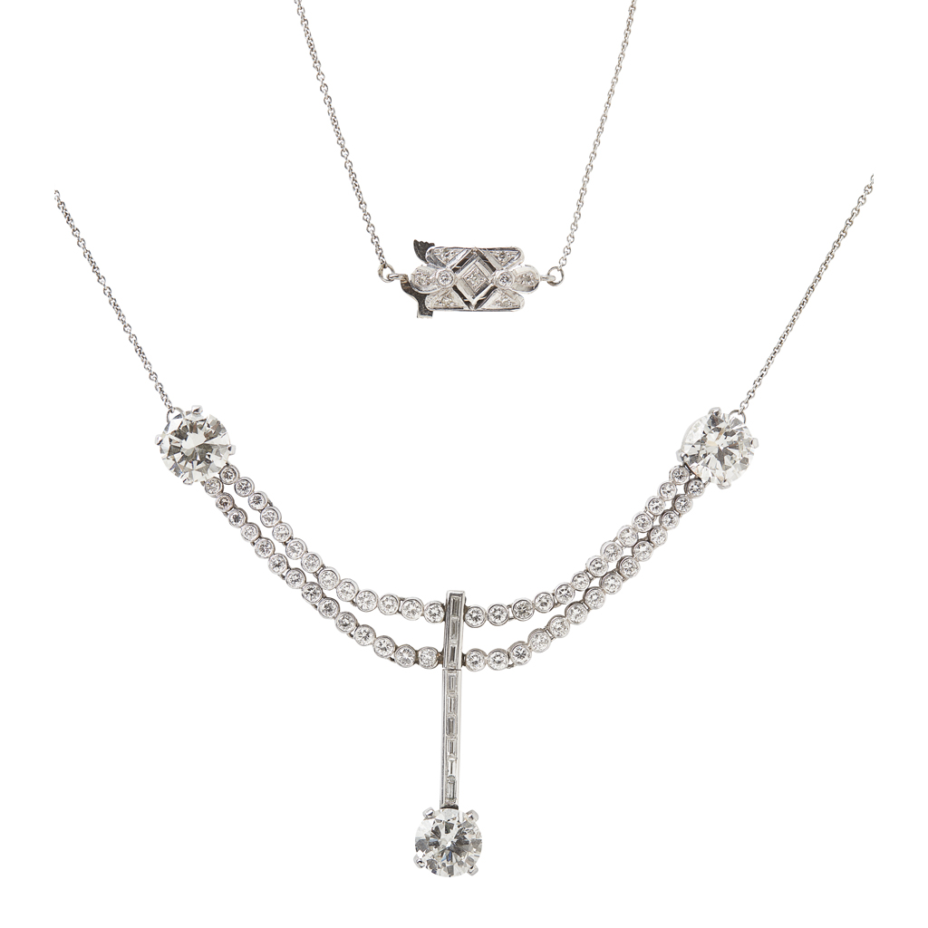 Appraisal: A diamond set necklaceclaw set with three round brilliant cut