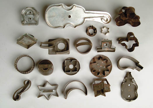 Appraisal: TWENTY-FIVE MISCELLANEOUS TIN COOKIE CUTTERS Ten with handles rest without