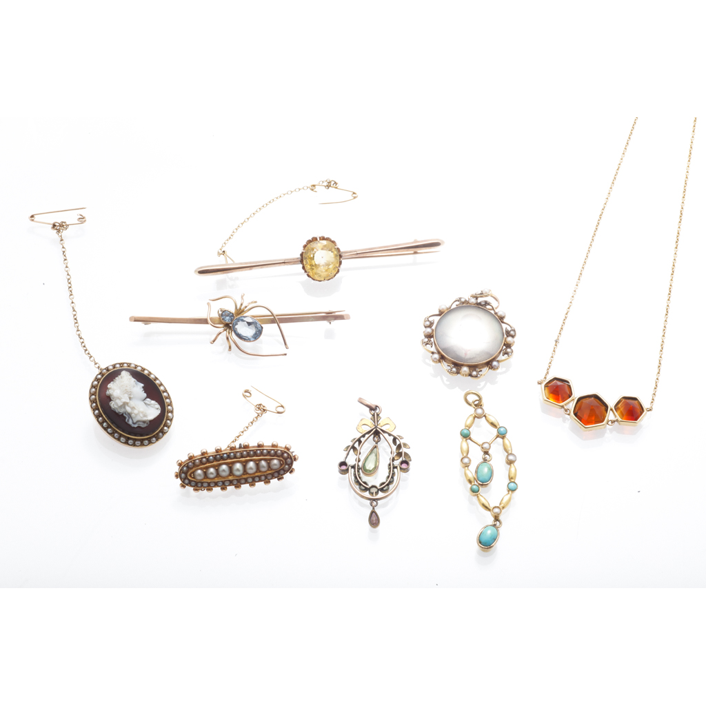 Appraisal: A collection of jewellery to include a bar brooch with