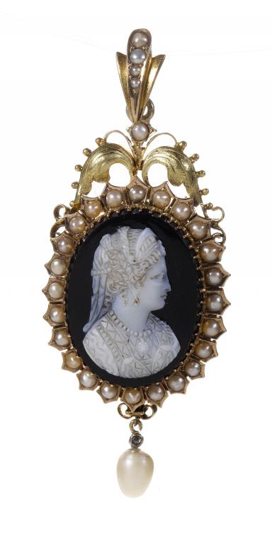 Appraisal: A HARDSTONE CAMEO PENDANT the oval cameo carved with a