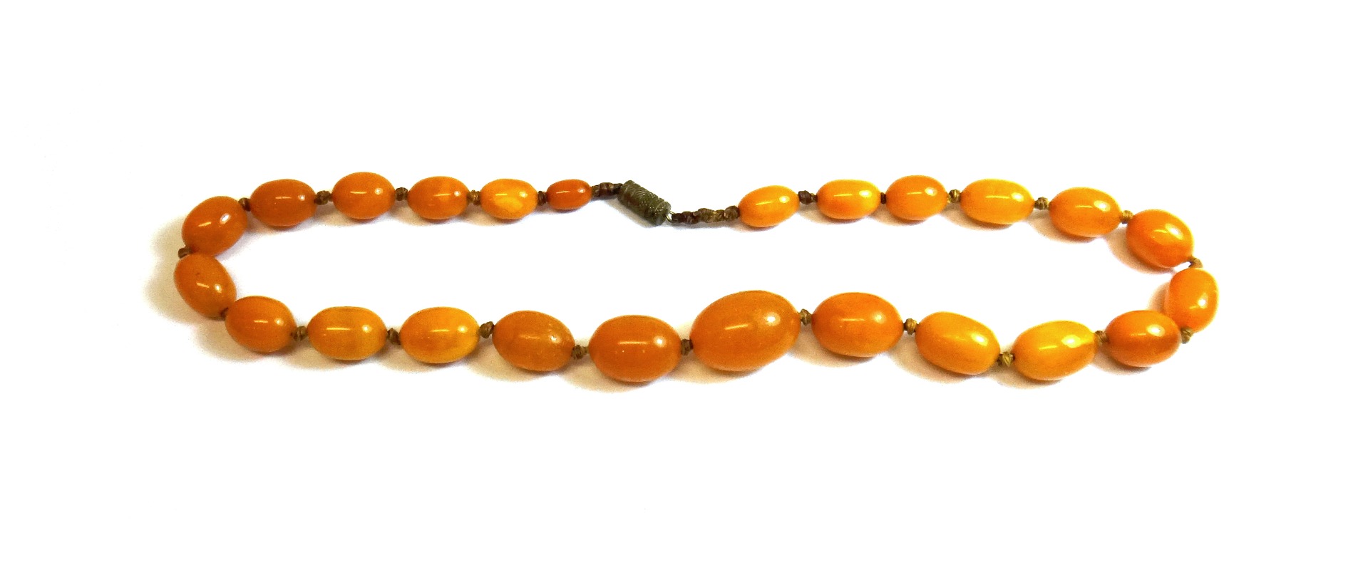 Appraisal: A single row necklace of slightly varicoloured mottled butterscotch coloured