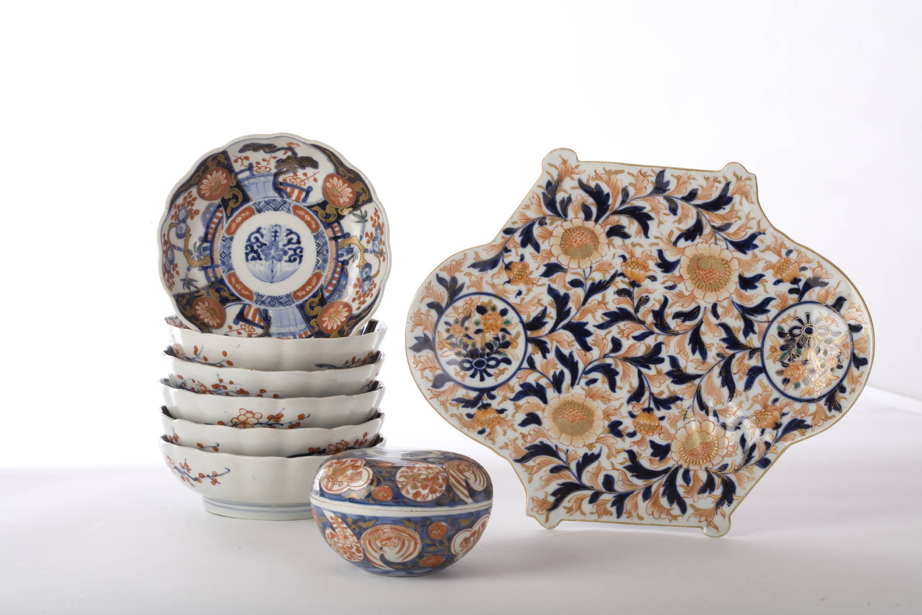 Appraisal: EIGHT JAPANESE IMARI TABLE OBJECTS INCLUDING A SET OF SIX