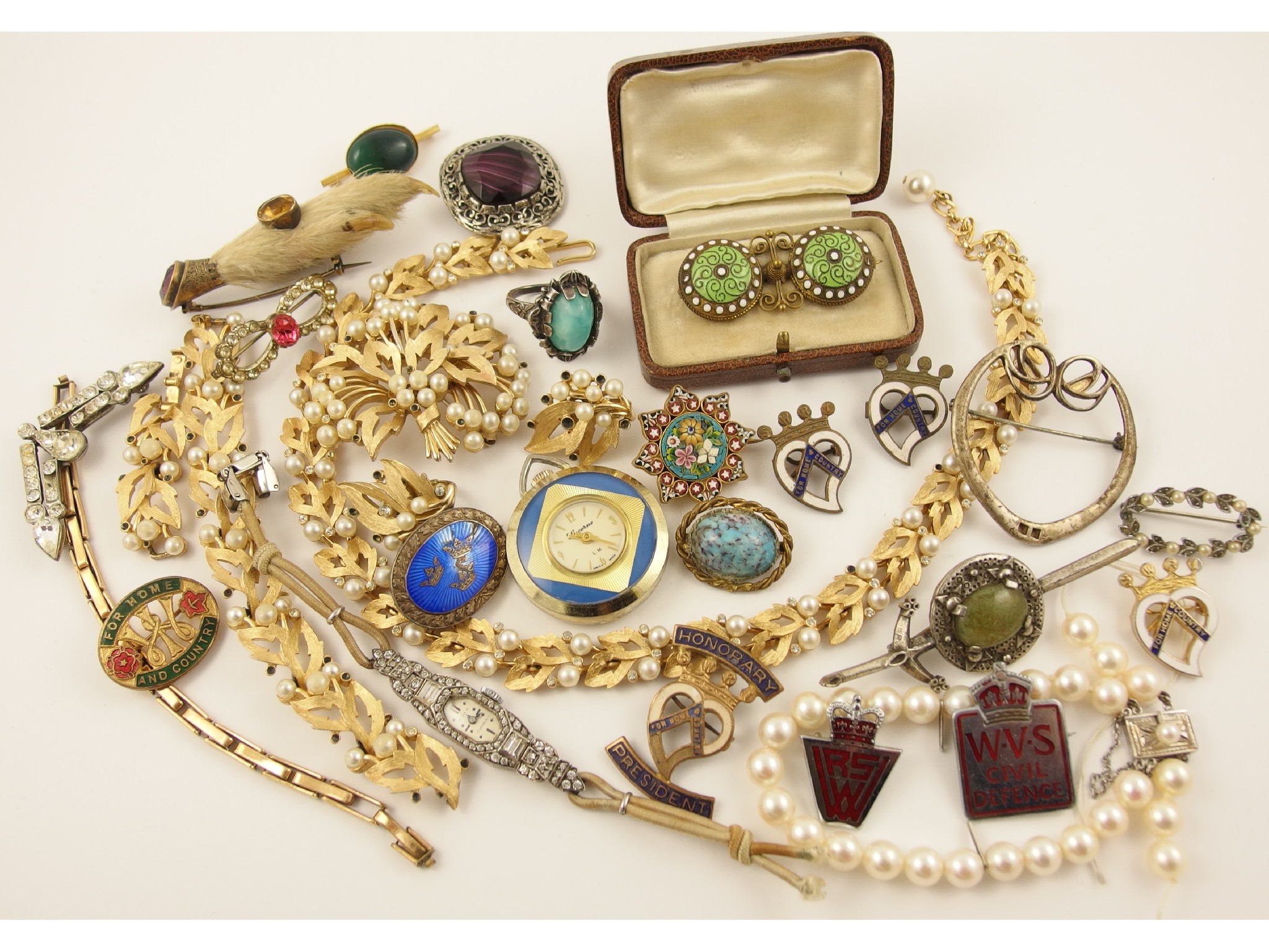 Appraisal: A Trifari suite and other costume and silver jewellery