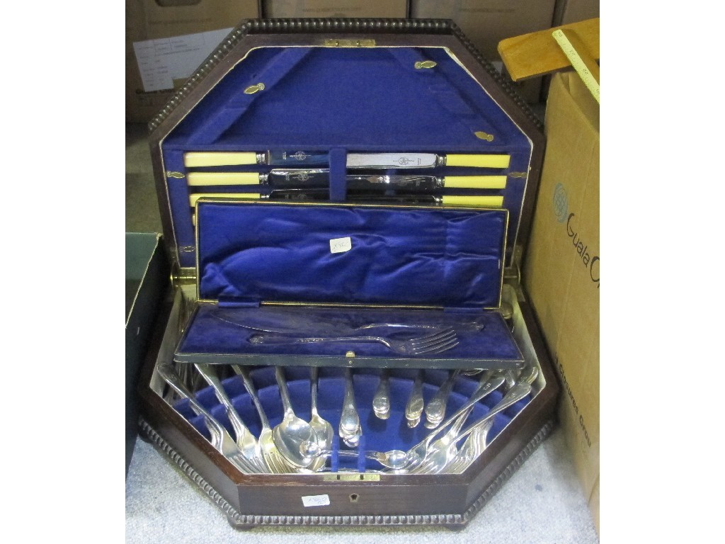 Appraisal: A lot comprising a canteen of cutlery and a cased