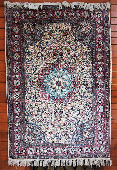 Appraisal: HAND KNOTTED ORIENTAL AREA RUG high quality Indo-Persian floral and