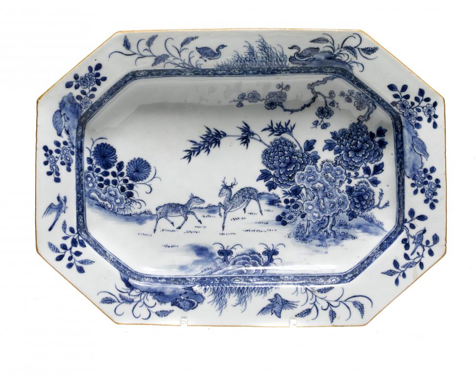 Appraisal: AN EXPORT PORCELAIN OCTAGONAL DISH painted in underglaze blue with