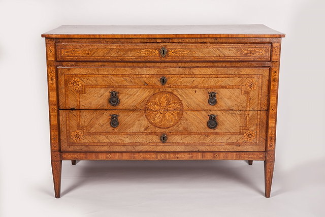 Appraisal: AN ITALIAN TH CENTURY WALNUT COMMODE having an inlaid top