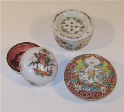 Appraisal: Three Chinese famille rose porcelain table items th th century