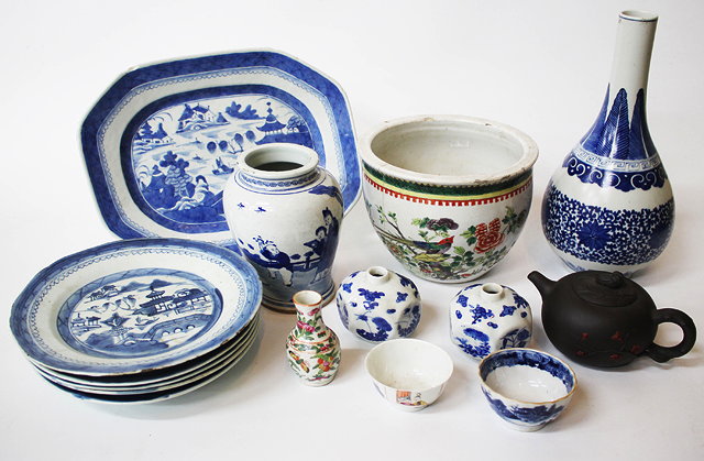 Appraisal: A COLLECTION OF CHINESE EXPORT BLUE AND WHITE PORCELAIN WARES