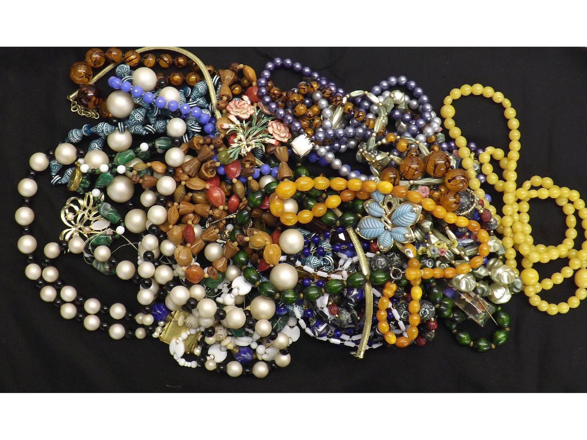 Appraisal: Mixed quantity of assorted costume jewellery principally to include bead