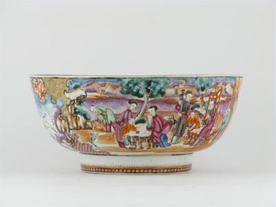 Appraisal: A Chinese Mandarin palette bowl painted with scenes of family