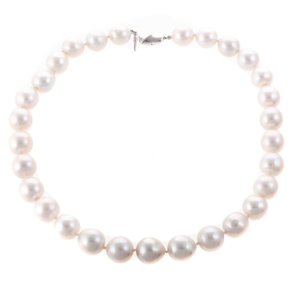 Appraisal: A Strand of Cultured South Sea Pearls A strand of