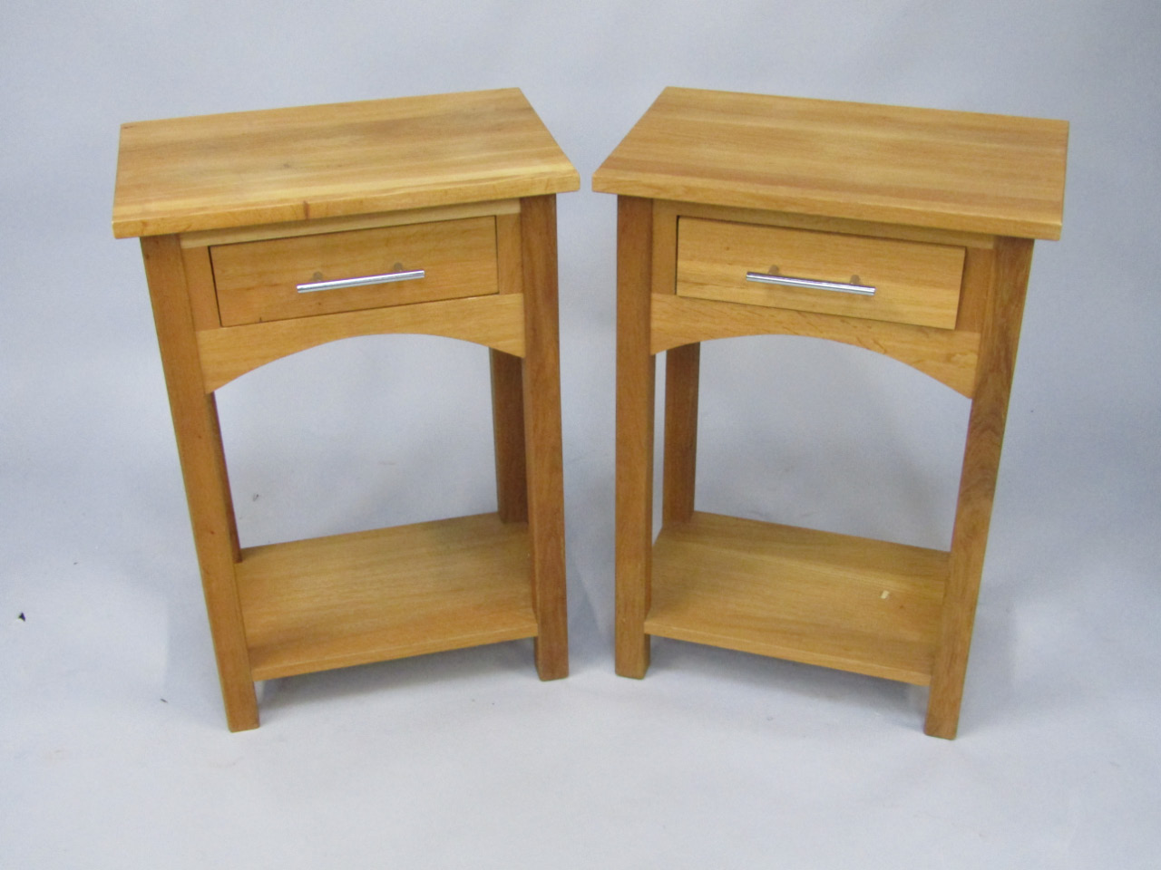 Appraisal: A pair of oak bedside tables with frieze drawer raised