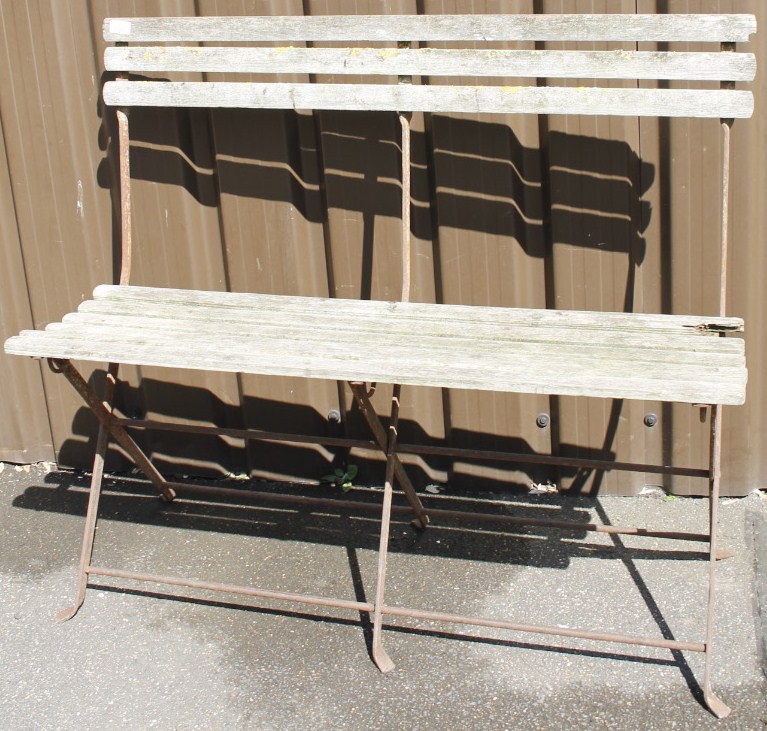 Appraisal: A folding wooden and metal slatted garden bench of plain