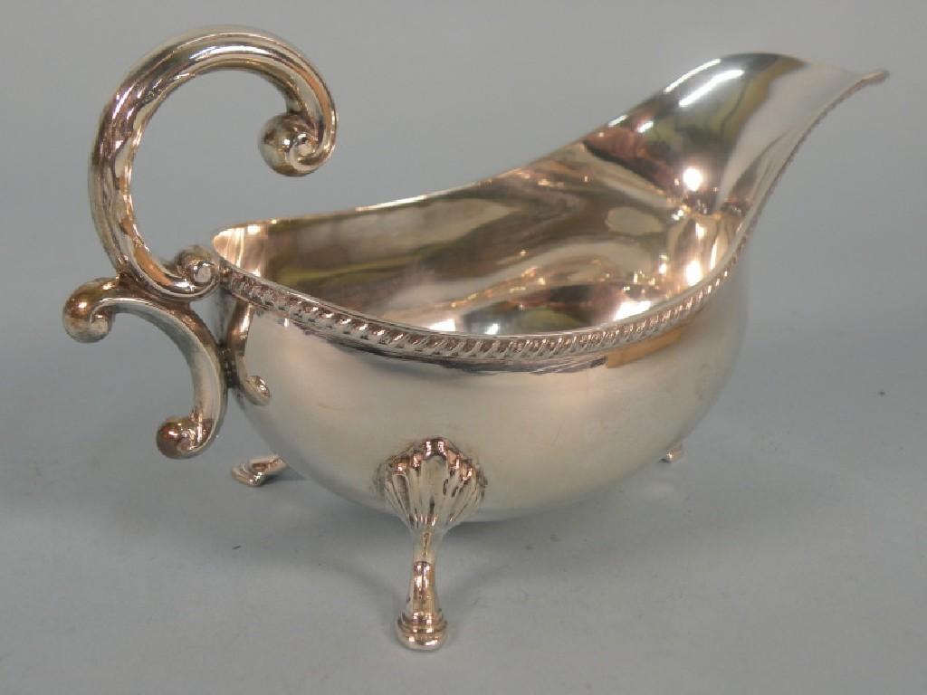 Appraisal: A silver sauce boat with a gadrooned border with a