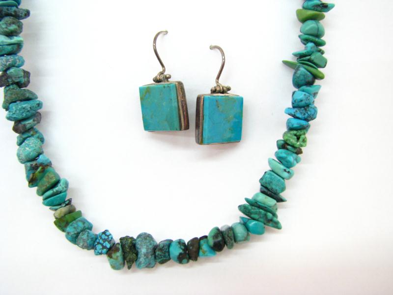 Appraisal: Vintage 's turquoise necklace approximately inches long selling with a