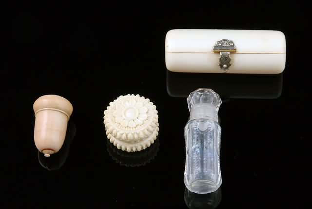 Appraisal: Vial with hinged case acorn form vinaigrette and a carved