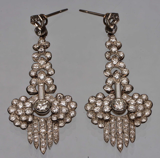 Appraisal: A PAIR OF DIAMOND SET DROP EARRINGS with hinged interlocking