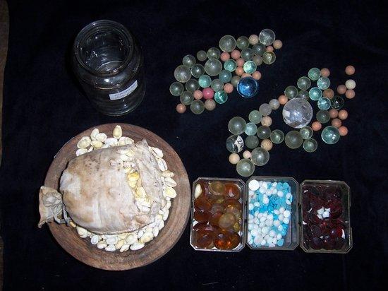 Appraisal: A quantity of glass marbles and sundry beads etc