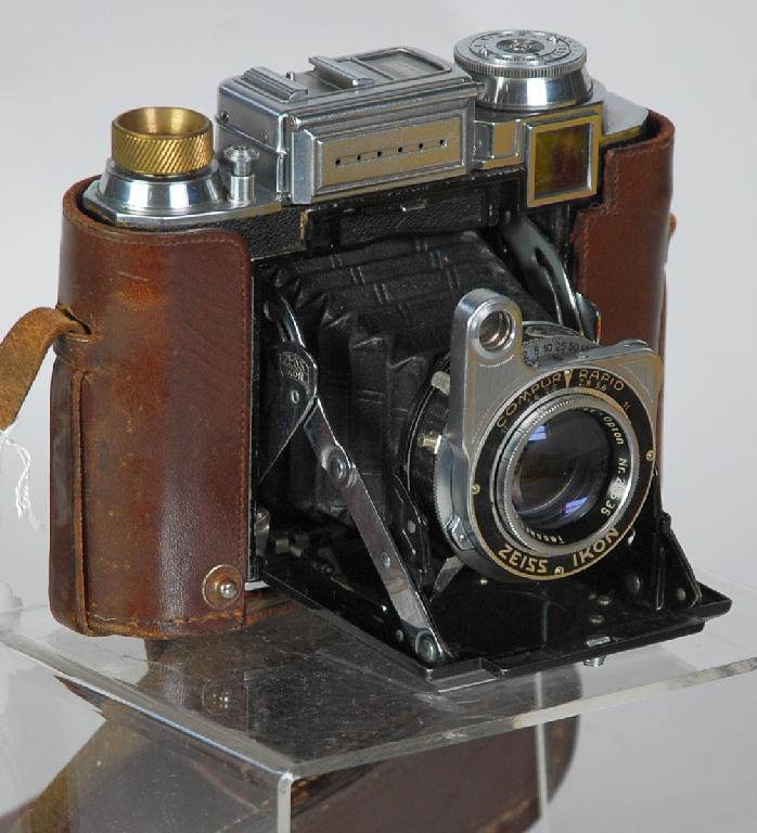 Appraisal: ZEISS IKON SUPER IKONTA BX ROLLFILM CAMERA in original leather