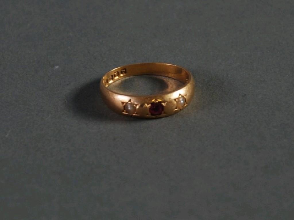 Appraisal: EDWARDIAN CT GOLD RING gypsy set with a small ruby