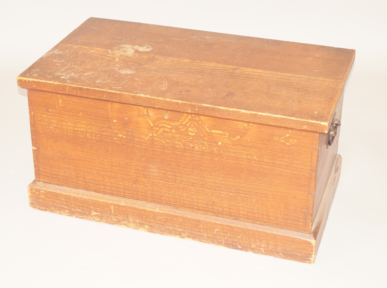 Appraisal: A Victorian scumbled pine blanket box with metal handles and