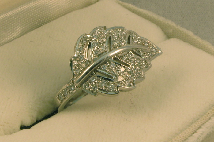 Appraisal: DIAMOND AND EIGHTEEN KARAT WHITE GOLD RING the top half