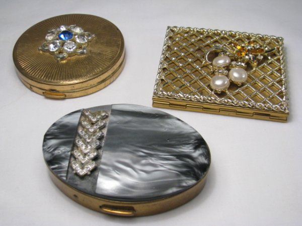 Appraisal: Three vintage compacts First is oval shape gold tone metal