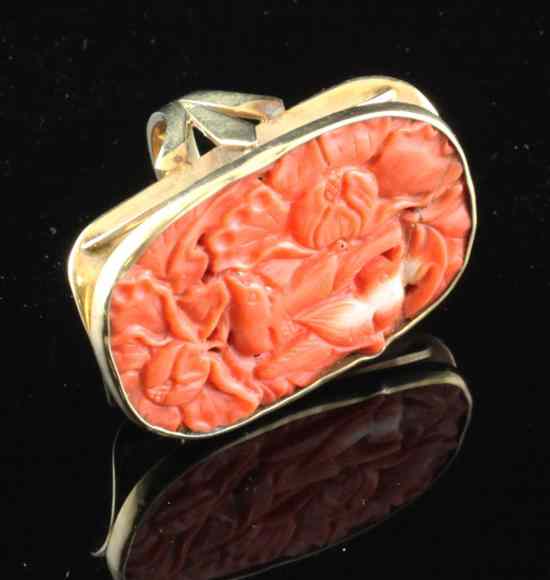 Appraisal: A Chinese gold mounted coral ring carved with birds and