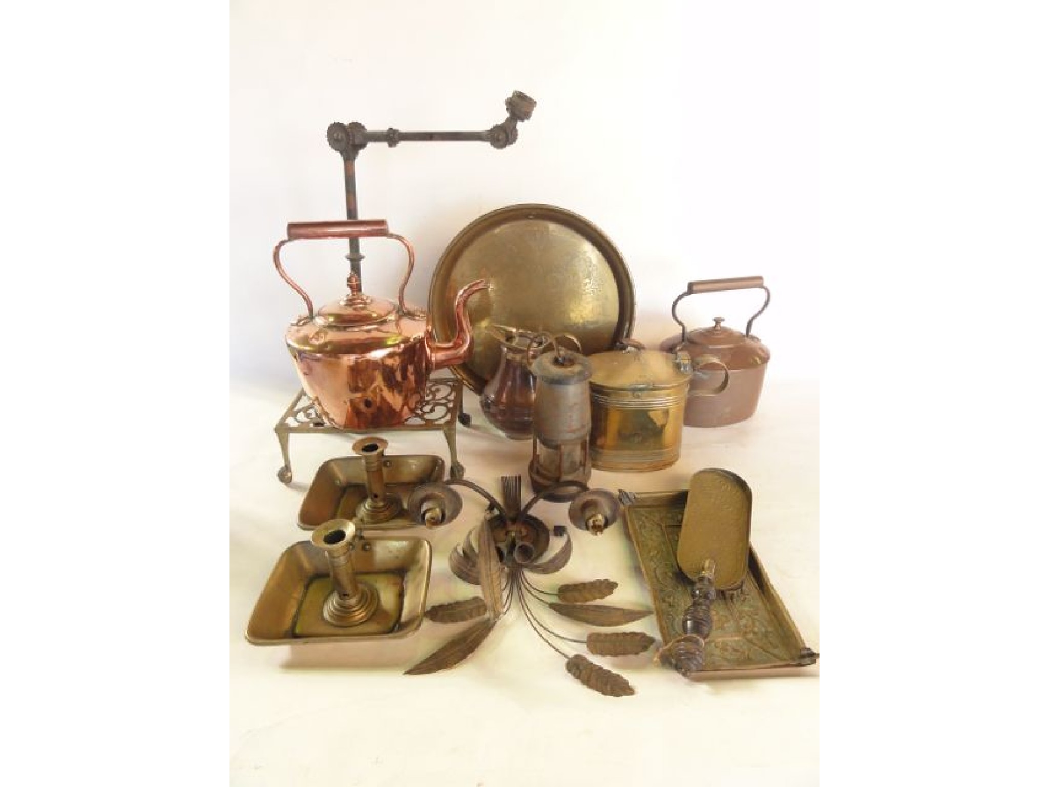 Appraisal: A selection of metal wares to include a good quality