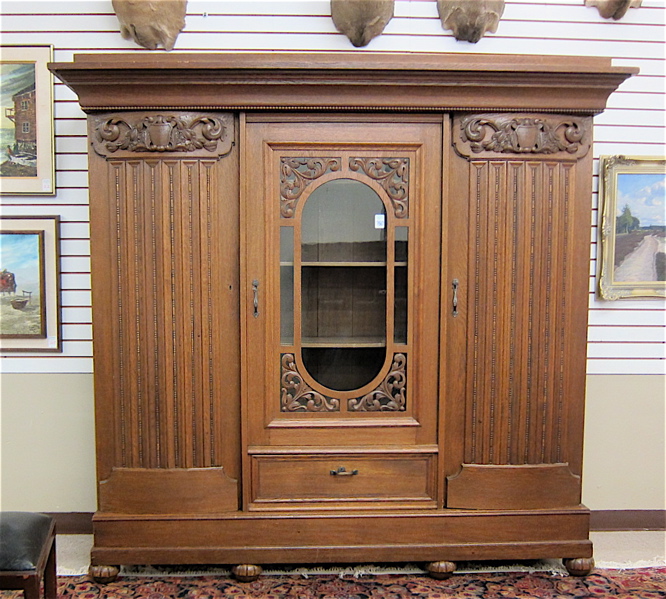 Appraisal: LARGE THREE-DOOR OAK CABINET BOOKCASE German early th century centering