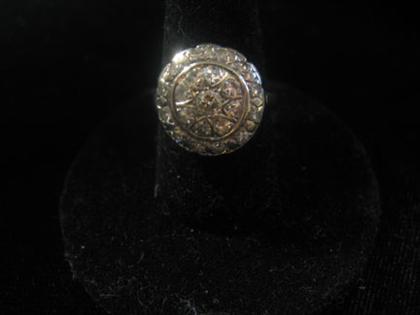 Appraisal: karat yellow gold and diamond cluster ring Edwardian Twenty-one petite