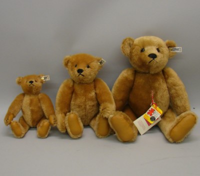 Appraisal: Set of Cinnamon mohair bears Cinnamon mohair bears with tan