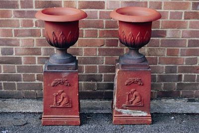 Appraisal: A pair of terracotta urns with acanthus leaf decoration on