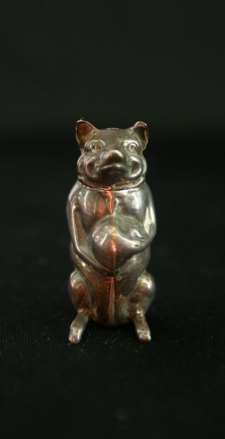 Appraisal: A silver pig shaped vesta case