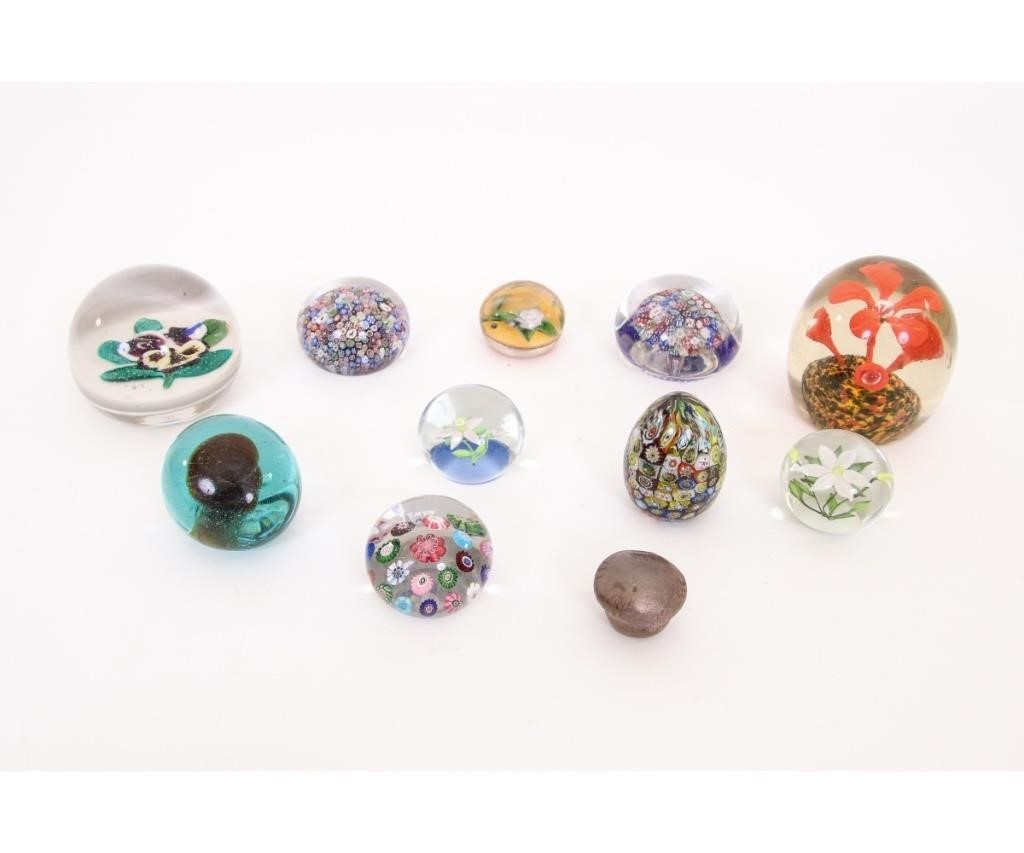 Appraisal: Eleven vintage paper weights including clematis colorful canes etc Largest