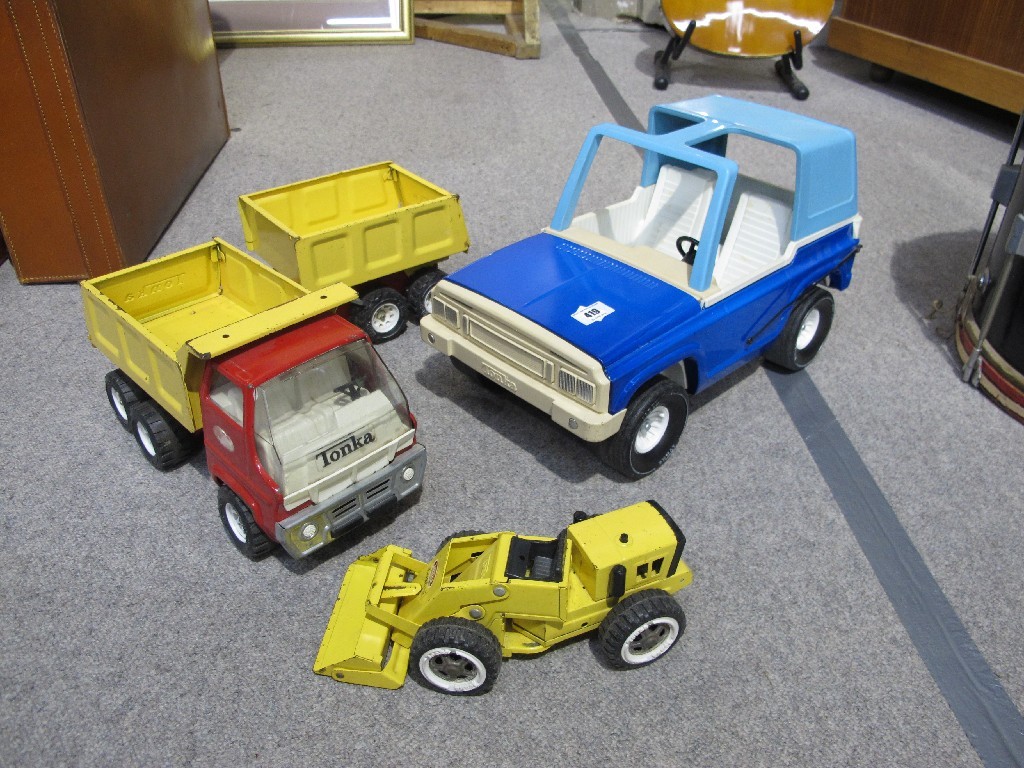 Appraisal: Lot comprising a Tonka toy truck and trailer a Tonka