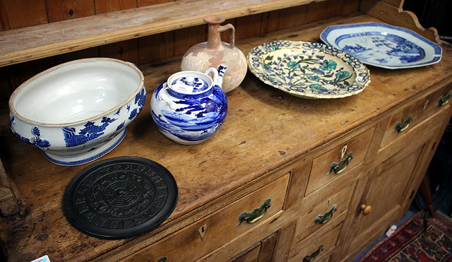 Appraisal: A MISCELLANEOUS QUANTITY OF VARIOUS ORIENTAL CERAMICS and other items