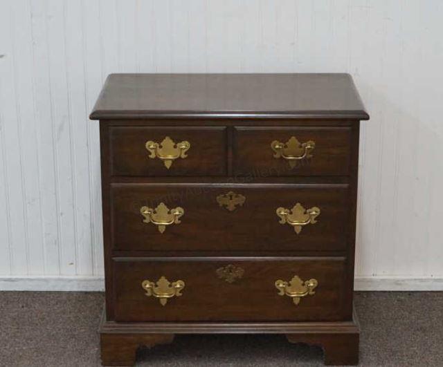 Appraisal: Very nice vintage Thomasville Chippendale style mahogany nightstand Includes storage