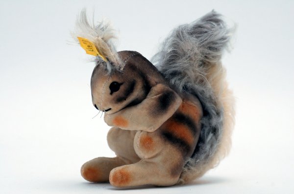 Appraisal: Circa to Steiff squirrel with woven fur nylon whiskers numbered