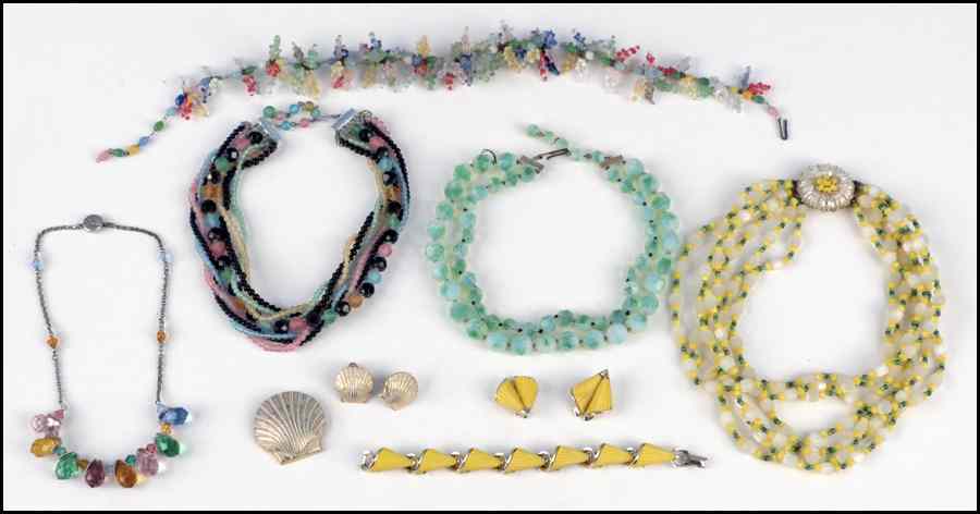 Appraisal: LISNER YELLOW PLASTIC DEMI-PARURE Comprised of a bracelet and pair