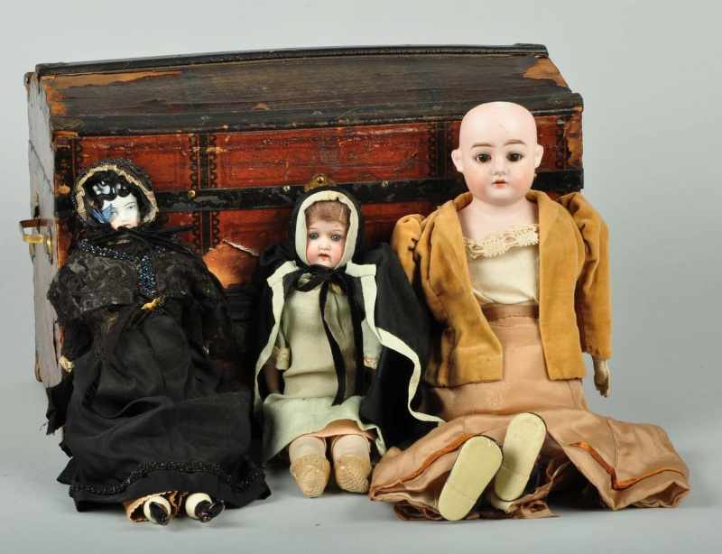 Appraisal: Antique Paper Over Wood Doll Trunk with Dolls Description Brown