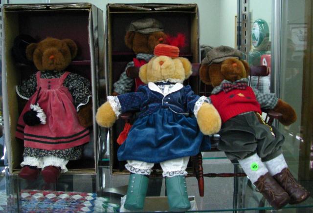 Appraisal: Group of Gund Collector Bears including four '' bears two