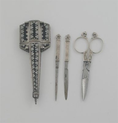 Appraisal: A th century continental scissors case with blue and white