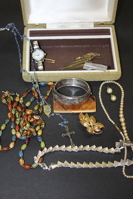 Appraisal: A SMALL QUANTITY OF MISCELLANEOUS JEWELLERY including a silver bangle