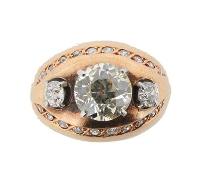 Appraisal: A diamond three stone ring The centre circular cut diamond